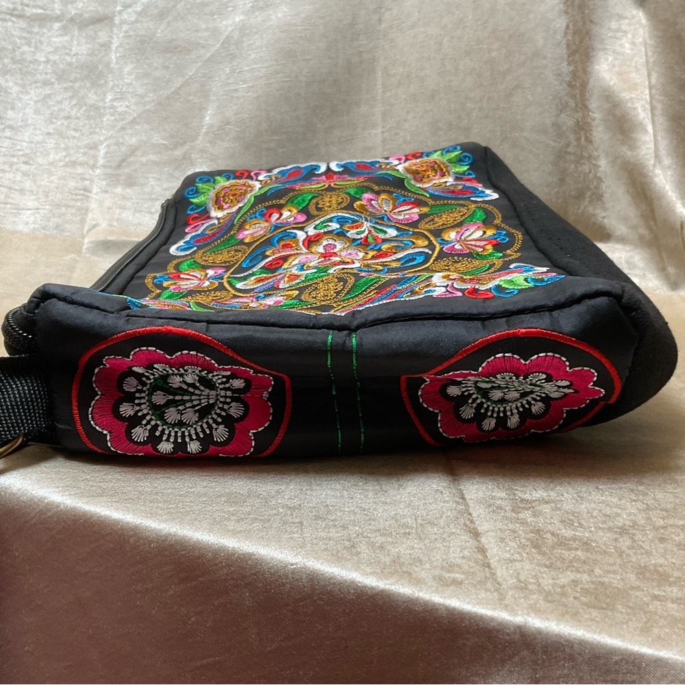 Embroidered crossbody bag with three separate zippered compartments, NWOT - Picture 9 of 16